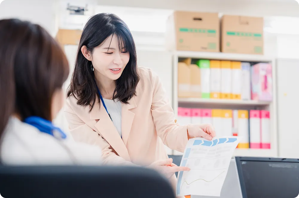 女性が応募資格について説明している画像
