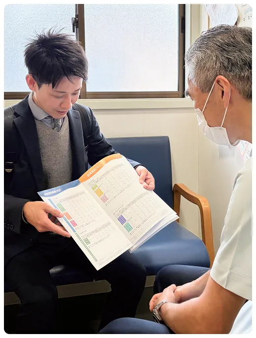 社員が顧客に説明している画像