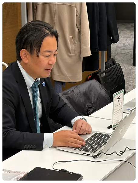 社員が会議に参加している画像