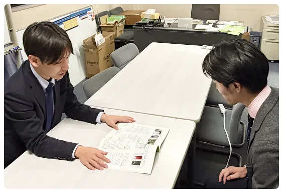 社員が顧客へ商談している画像