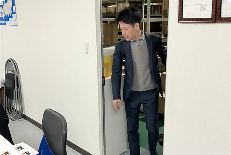 営業社員の一日 - 出社している画像