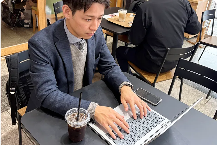 営業社員の一日 - 資料を作成している画像