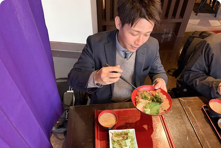 営業社員の一日 - 昼食を食べている画像