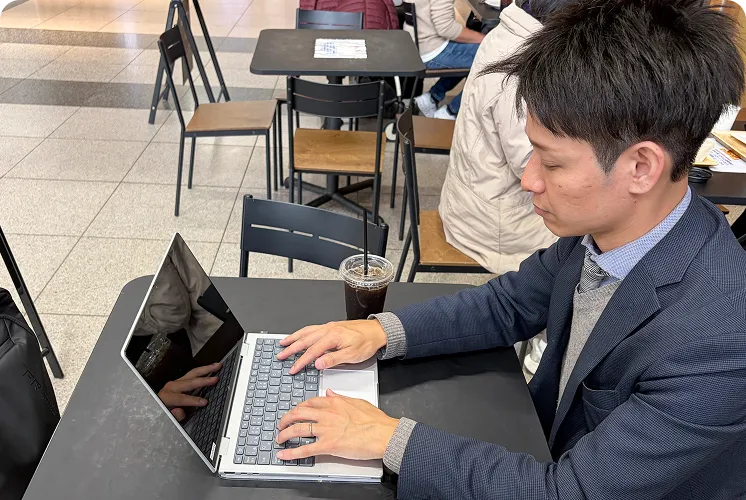 営業社員の一日 - 帰社・日報を作成している画像