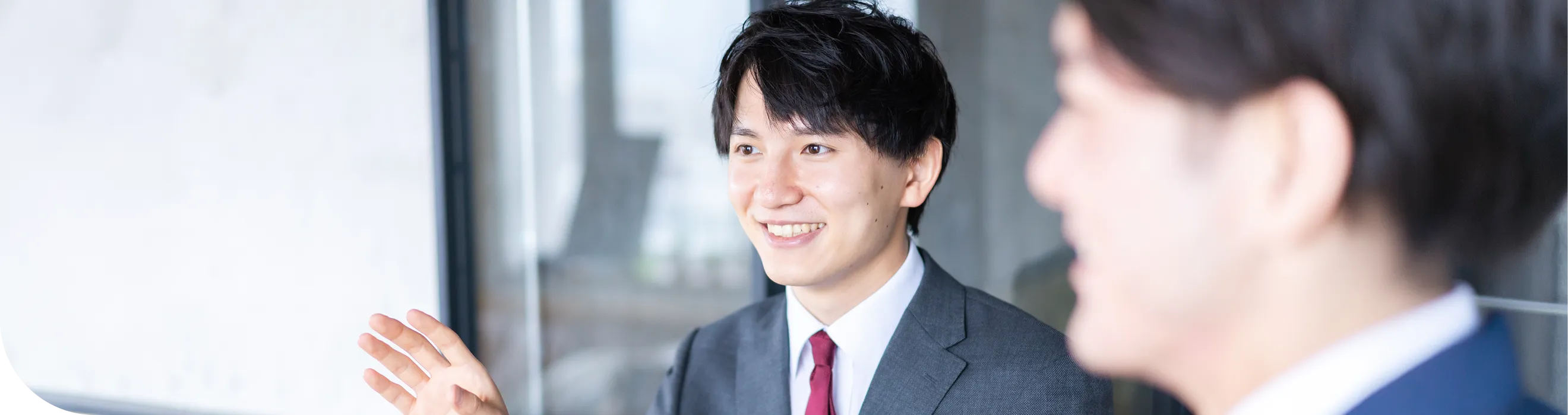 社員にインタビューしている画像