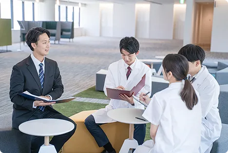 社員たちが病院で研修を受けている画像