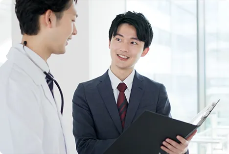 社員が担当医師と話している画像