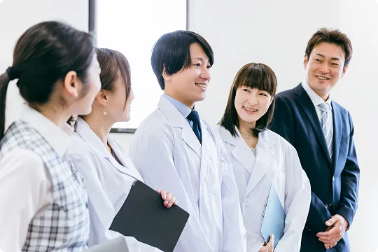 社員と顧客がチームを組んでいる画像
